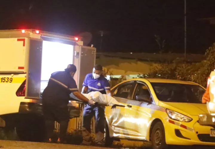 Levantamiento del cadáver.    [Foto: Alexander Santamaría]