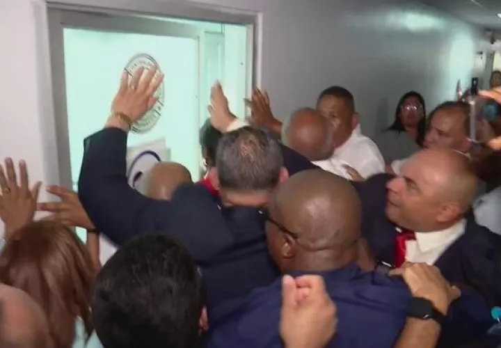 Los trabajadores desesperados en el día de ayer por el cobro de sus quincenas.