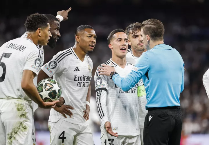 Los jugadores del Real Madrid protestan el penalti pitado por el árbitro. /Foto: EFE