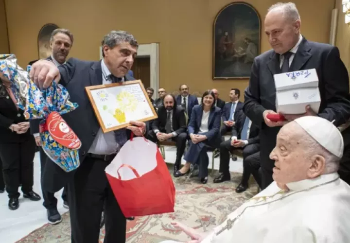 El papa Francisco recibió a un grupo de miembros del personal médico del hospital Gemelli de Roma. Foto: EFE