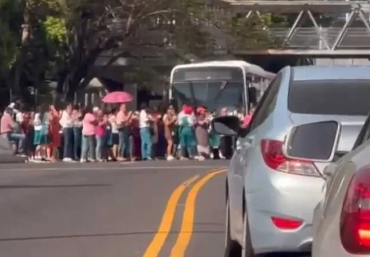 Cierre en la vía Israel, frente al plantel.