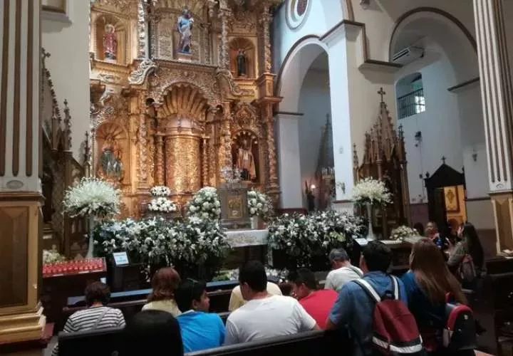 Adoración al Santísimo.