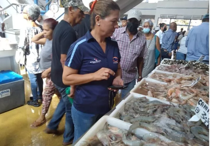 Mercado de Mariscos en busca de mariscos frescos.