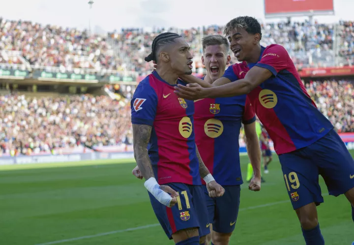 Raphinha celebra con sus compañeros tras marcar gol de penalti. /Foto: EFE