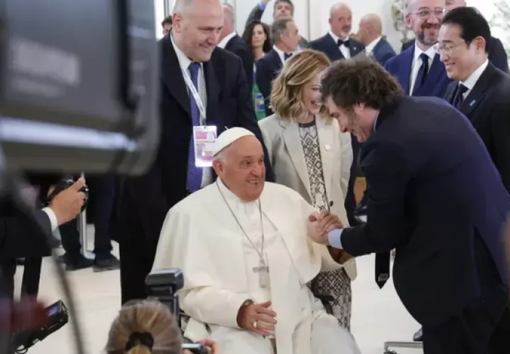 El presidente argentino, Javier Milei, junto al papa Francisc en el marco de una cumbre del G7 celebrada en Italia en 2024. Foto: EFE