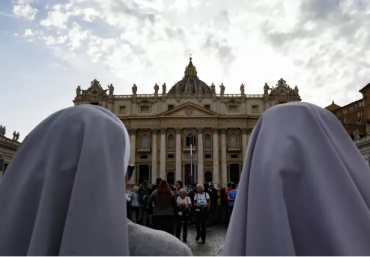 La gente asiste a un Rosario en la Plaza de San Pedro, Vaticano. Foto: EFE