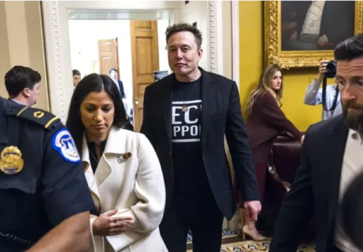 e Elon Musk (C), del Departamento de Eficiencia Gubernamental de Estados Unidos (DOGE), en el Capitolio estadounidense. Foto: EFE