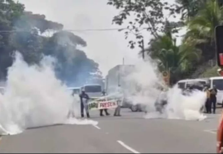 Agentes policiales reprimen a manifestantes.