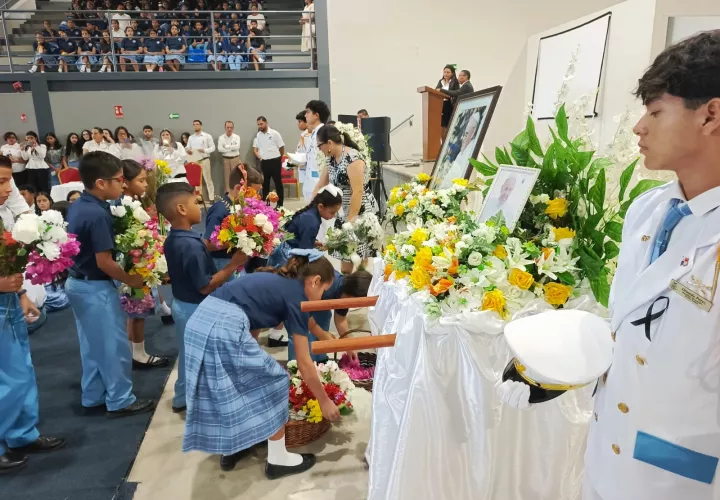 Estudiantes rinden homenaje al Papa tras su fallecimiento.