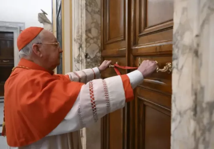 El camarlengo del Colegio Cardenalicio Kevin Farrell sella la habitación del Papa Francisco en Santa Marta. Foto: EFE
