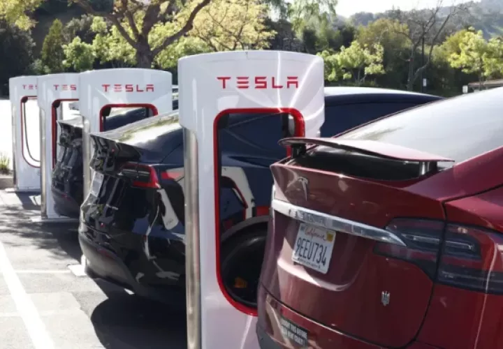 Estaciones de Supercargadores Tesla en Walnut Creek, California, EE.UU. Foto: EFE
