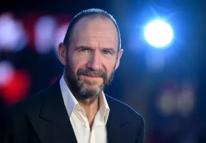 El actor británico Ralph Fiennes, quien representa al cardenal Thomas Lawrence en 'Cónclave'. Foto: EFE