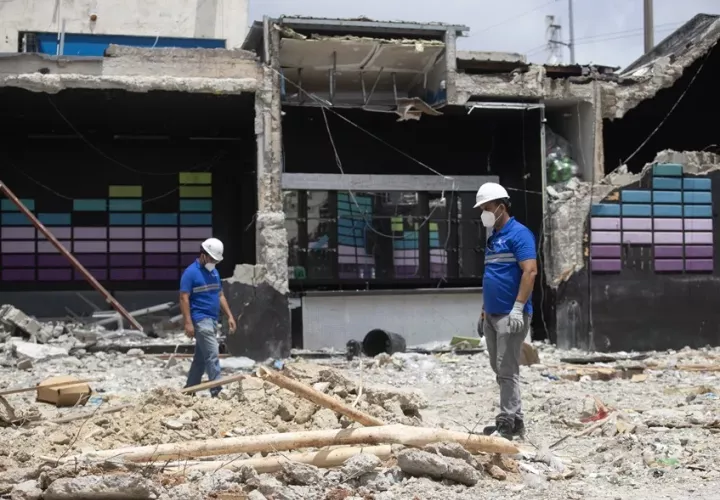 Funcionarios  trabajan en la investigación técnica que se lleva a cabo en la discoteca Jet Set en Santo Domingo. Foto: EFE