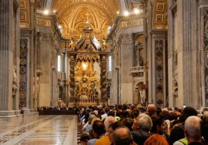 Decenas de personas en la capilla ardiente del papa Francisco instalada en la basílica de San Pedro. Foto: EFE