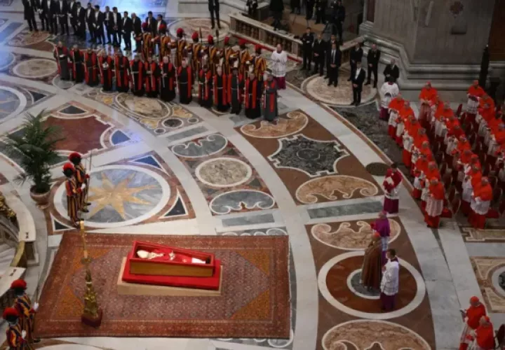 Féretro del papa Francisco en el interior de la basílica de San Pedro, en el Vaticano. Foto: EFE