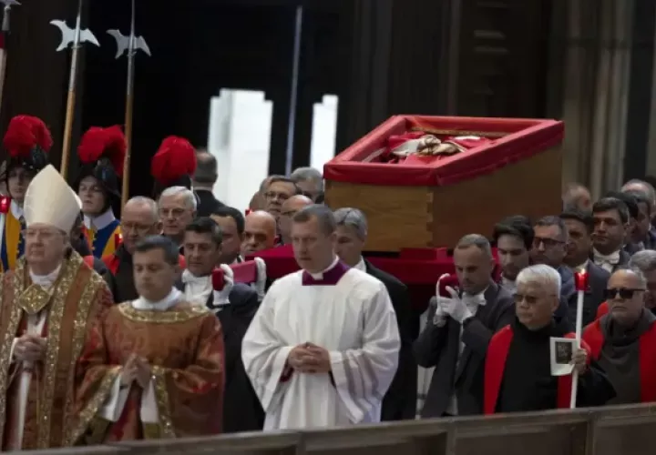 l féretro del papa Francisco a su llegada a la Basílica de San Pedro. Foto: EFE