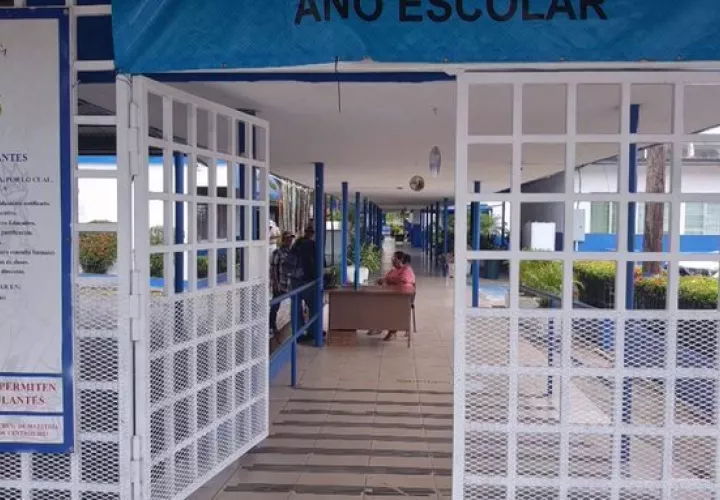Pasillo central del Instituto Urracá, Veraguas, totalmente vacío.
