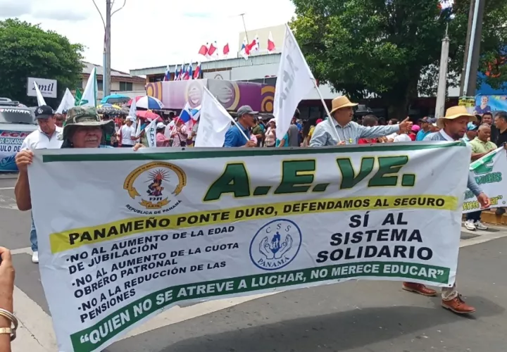 Marcha de los docentes hacia la Gobernación de Veraguas.