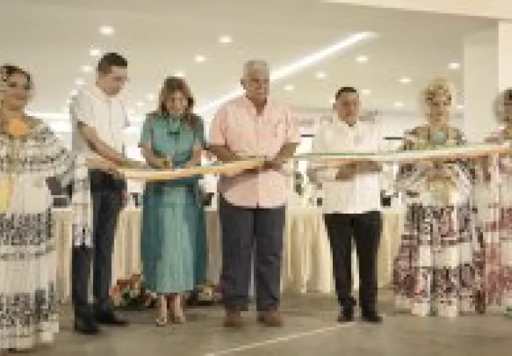 Mulino y su distinguida esposa proceden a inaugurar el evento ferial.