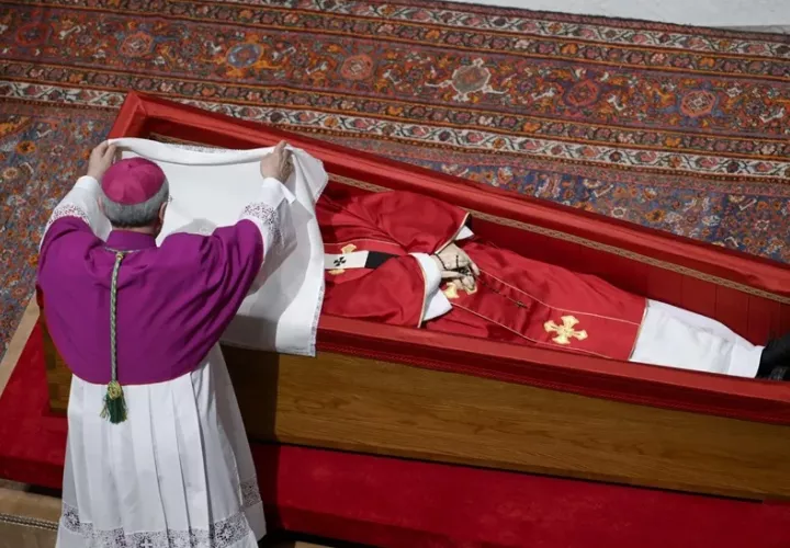 La ceremonia del cierre del féretro del fallecido papa Francisco. Foto: EFE