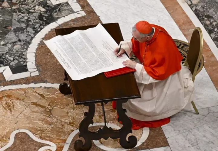 La firma del ‘rogito’ durante la ceremonia del cierre del féretro del fallecido papa Francisco. Foto: EFE
