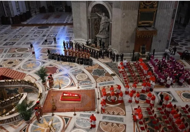El cuerpo del Papa Francisco descansa en la Basílica de San Pedro, en la Ciudad del Vaticano. Foto: EFE