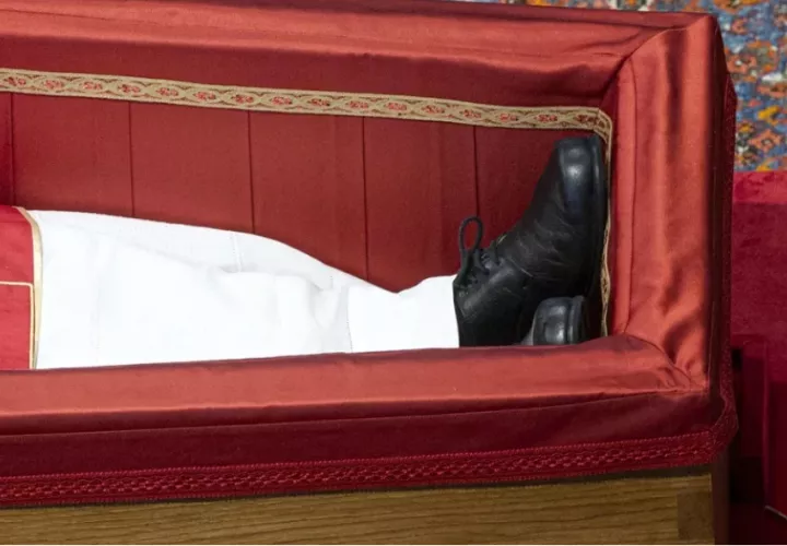 Vista de los zapatos del fallecido papa Francisco durante la ceremonia del cierre de su féretro, este 25 de abril de 2025, en el Vaticano. Foto: EFE