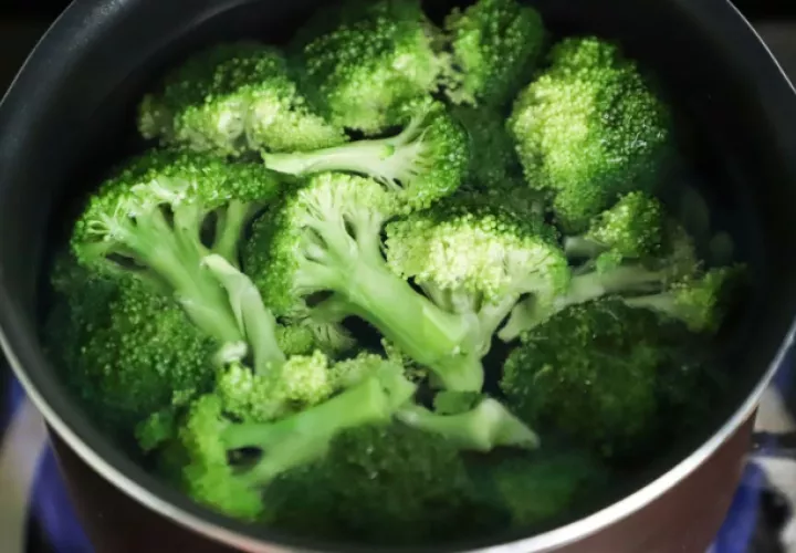 Las verduras como brócoli, pimientos rojos y verdes y tomates son también buena fuente de vitamina C. Foto: Pexels