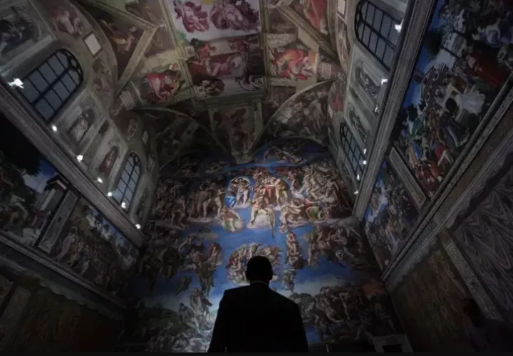 Visitantes observan una reproducción de la Capilla Sixtina, en una imagen de archivo. Foto: EFE