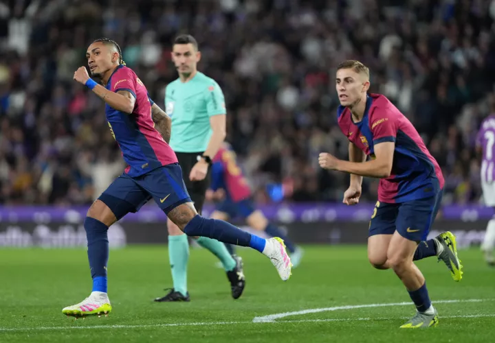 Raphinha (i) celebra tras marcar ante el Valladolid. /Foto: EFE