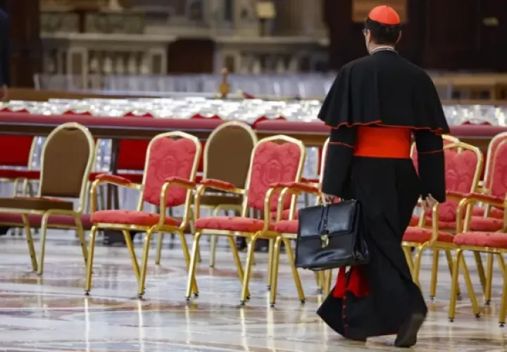 Un cardenal en la Ciudad de Vaticano en las jornadas previas al cónclave que elegirá al nuevo papa. Foto: EFE