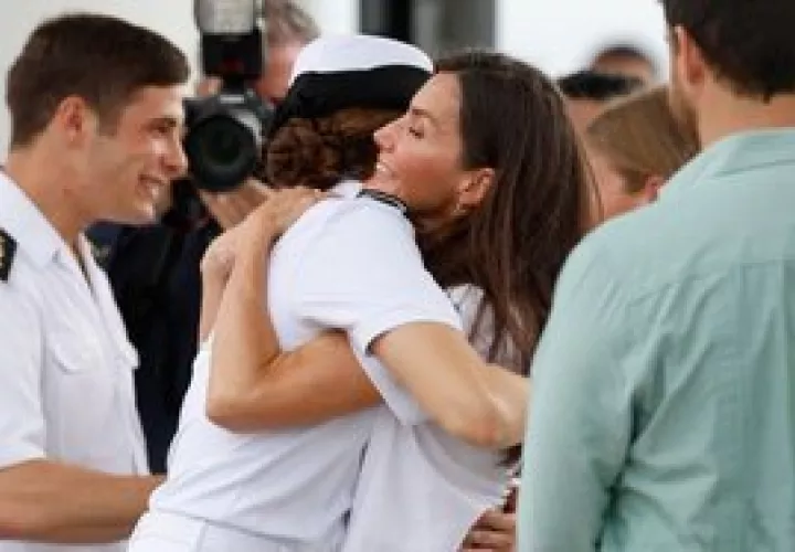 Fuerte abrazo entre madre e hija.     (  Foto: Efe)