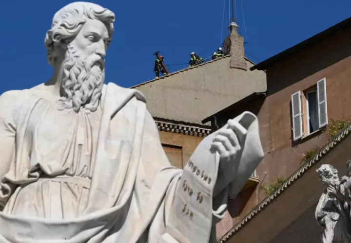 Los bomberos instalaron este viernes la chimenea en el techo de la Capilla Sixtina del Vaticano con motivo del cónclave. Foto: EFE