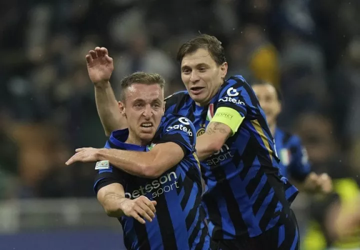 Davide Frattesi (izq.) antó el cuarto y decisivo gol para el Inter de Milán. Foto: EFE