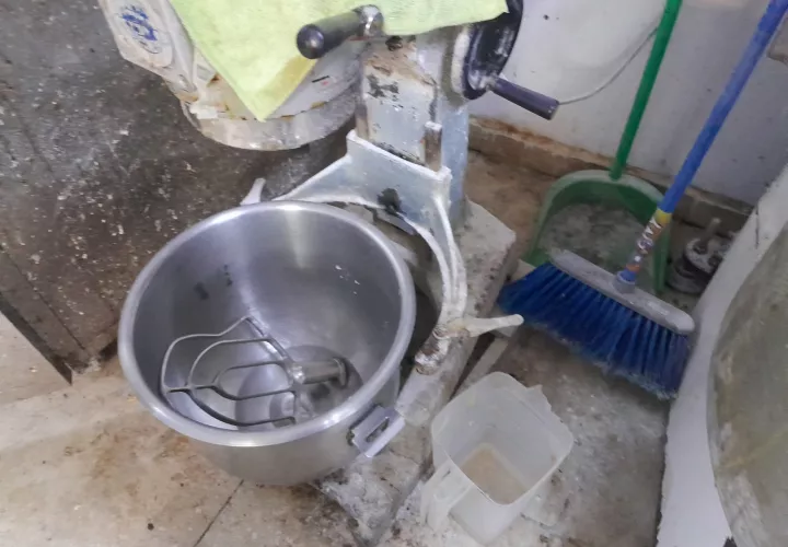 Utensilios y equipos de cocina en el piso.