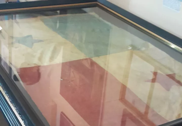 La “Bandera Herida”, símbolo histórico de la nación. Foto: Cortesía