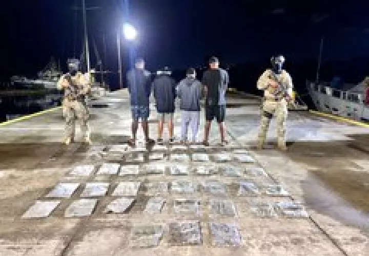 Los 4 detenidos y el cargamento incautado.