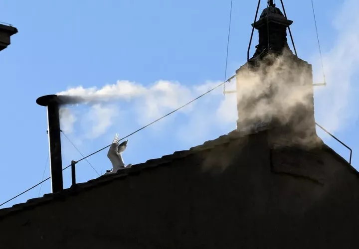 El humo blanco sale de la chimenea de la Capilla Sixtina, donde se celebra el cónclave para la elección del nuevo papa, en la Ciudad del Vaticano. EFE/EPA/ETTORE FERRARI