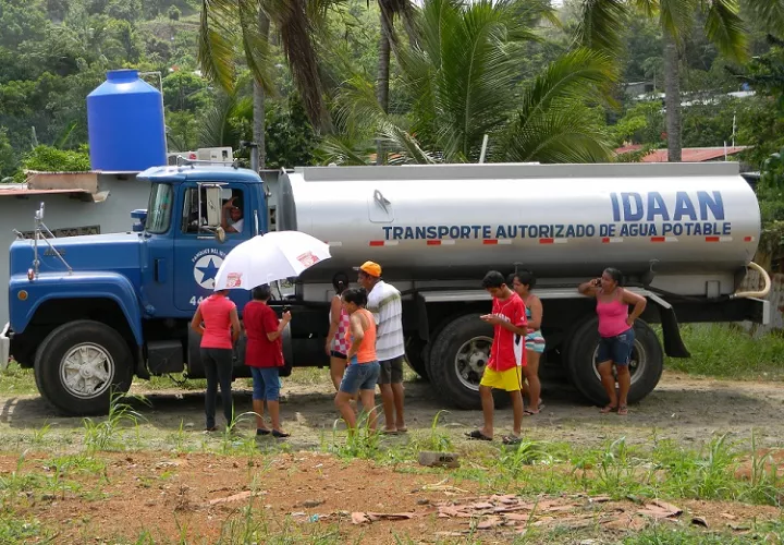 Cisternas que abastecen a las comunidades que no llega el agua 24/7.