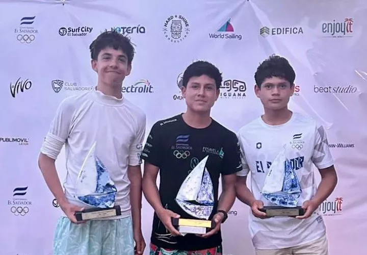 Ion (Izq)  junto a competidores salvadoreños.