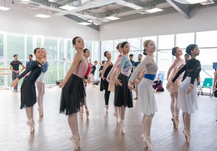 Artistas se preparan para la presentación de la obra. Foto: Cortesía