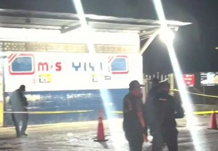 Unidades policiales llegan al establecimiento.