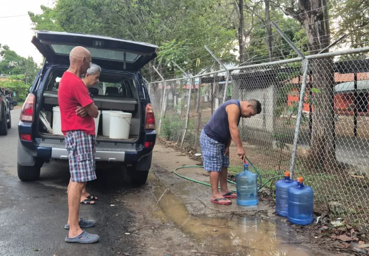 Dotación de agua mediante carros cisternas.