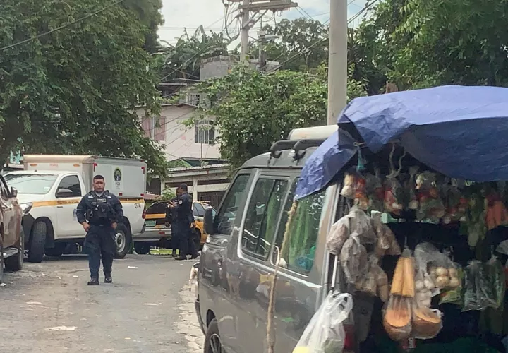 Levantamiento del cadáver.      (Foto: Landro Ortiz)