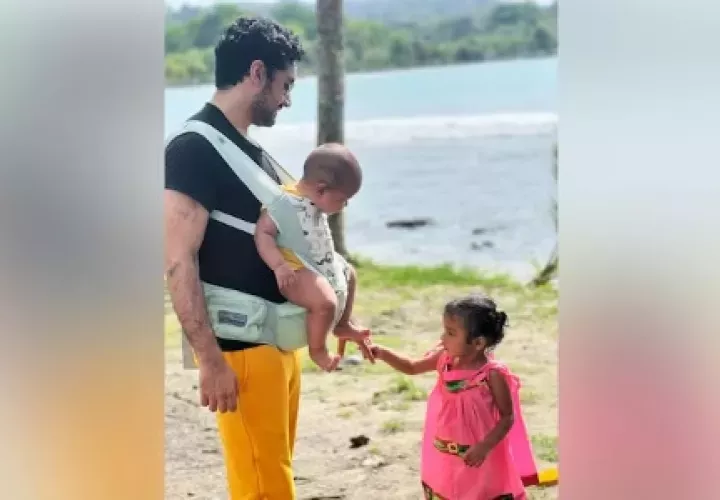 El padre y sus dos hijos menores.