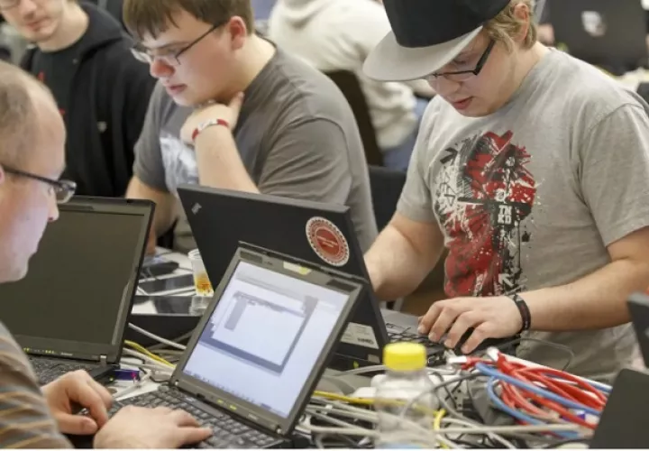 Ofertas de trabajo que piden IA generativa se multiplican. Foto: EFE