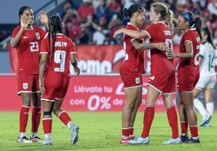 Jugadoras de la Selección Mayor Femenina de Fútbol celebran uno de los goles anotados ante Bolivia. Foto: EFE
