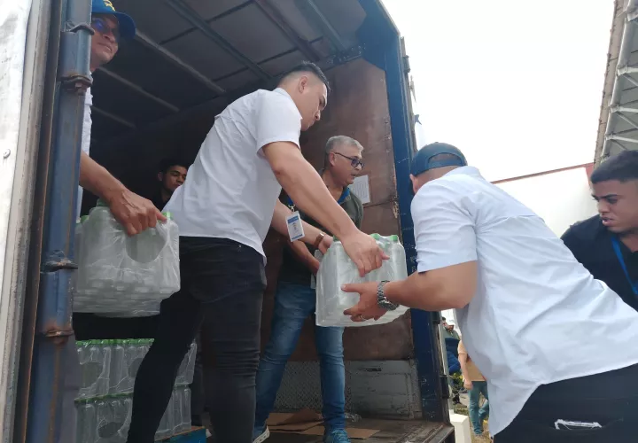 Entrega de agua embotellada a comunidades lejanas.