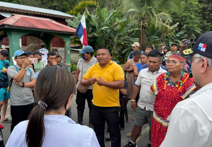 Los ministros conversan con moradores y dirigentes en Chiriquí Grande.
