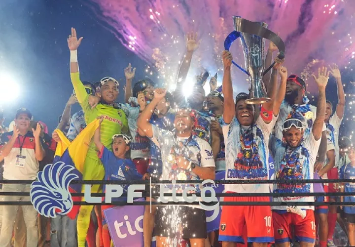 Jugadores del Plaza Amador con el trofeo de campeón de la LPF. Foto: EFE